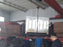 UV光(guang)解(jie)淨化(hua)器(qi)設備(bei)